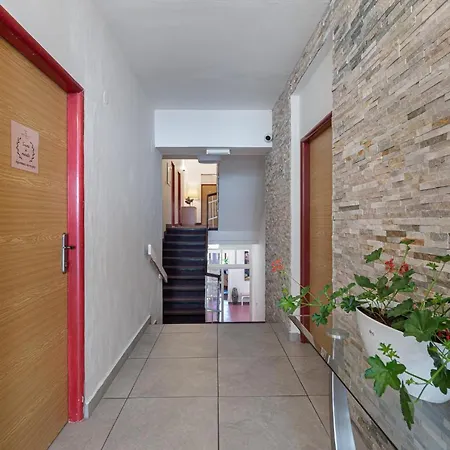 מלון Uniqhotel 3*