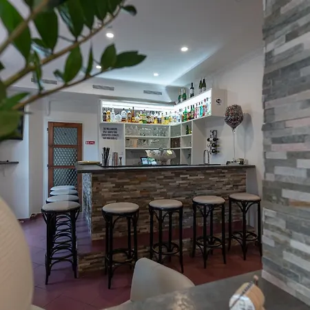 Uniqhotel فندق