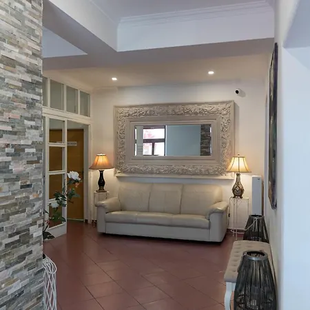 מלון Uniqhotel 3*