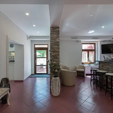 מלון Uniqhotel 3*