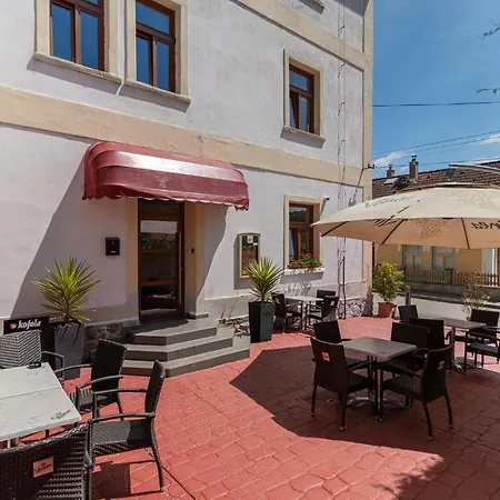 Uniqhotel فندق