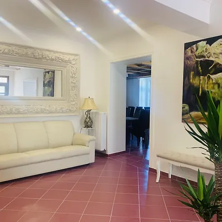 Uniqhotel מלון 3*