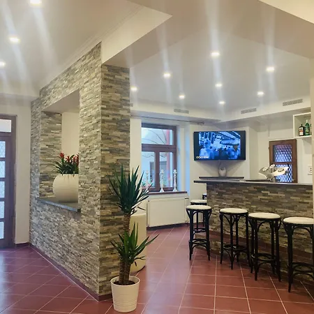 מלון Uniqhotel 3*