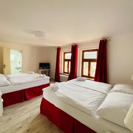 Uniqhotel מלון 3*